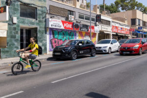 El cantante mallorquín Jaume Anglada se encuentra ingresado en estado grave en la UCI del Hospital Son Espases de Palma tras ser arrollado esta madrugada por un coche que se ha dado a la fuga. El accidente ha ocurrido a las 1:30 horas de este viernes, cuando Anglada, que conducía una motocicleta en la avenida Joan Miró de Palma, en la imagen, a la altura de Cala Guix, ha sido arrollado por el vehículo, que ha huido del lugar, según ha informado el Ayuntamiento.-EFE/ Cati Cladera