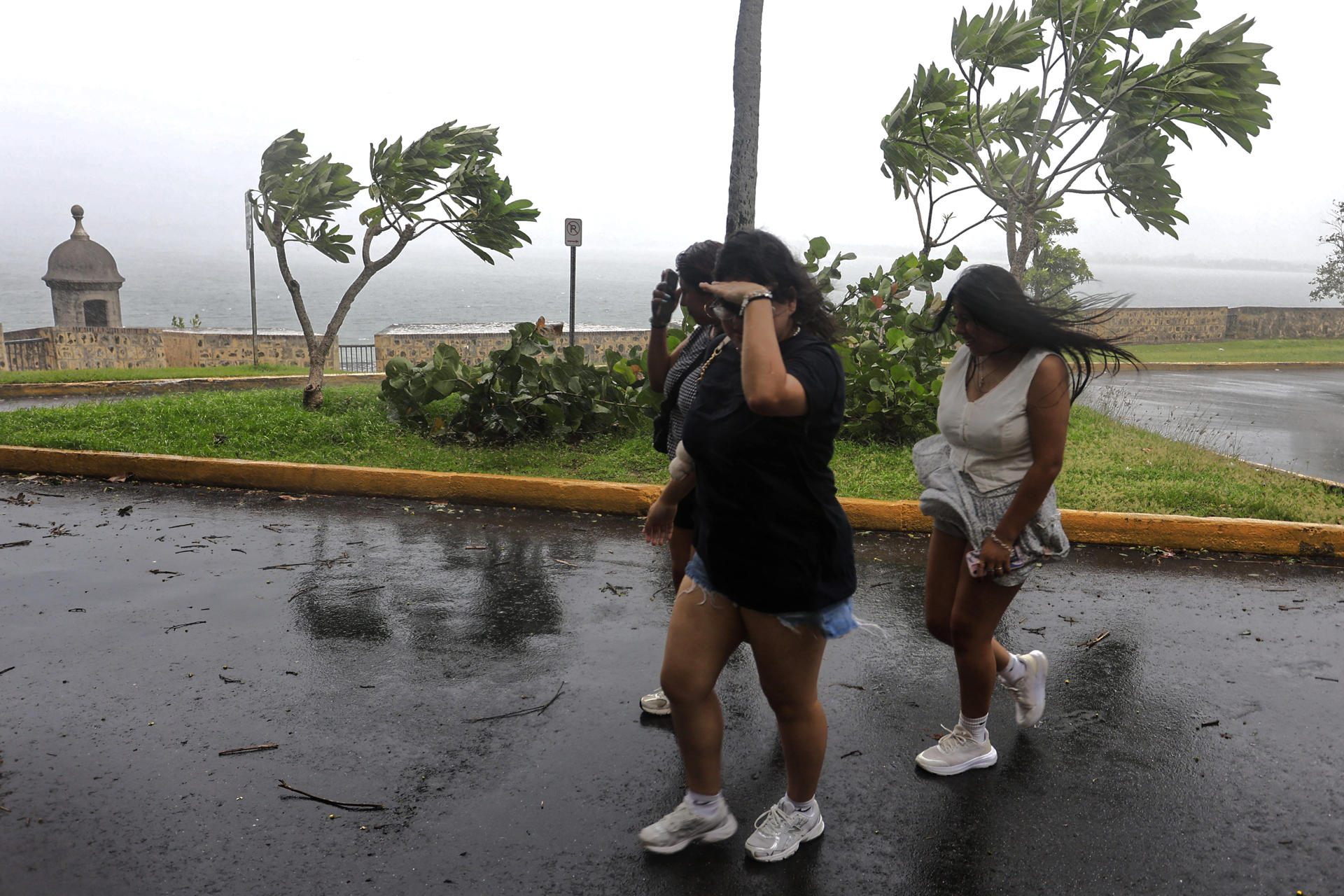Personas caminan por el viejo San Juan este domingo, en San Juan (Puerto Rico). EFE/ Thais Llorca