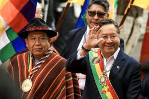 El presidente de Bolivia, Luis Arce (d), y el vicepresidente, David Choquehuanca (i), asisten a los actos oficiales del Bicentenario de la Independencia del país este miércoles, en Sucre (Bolivia). EFE/Gabriel Márquez