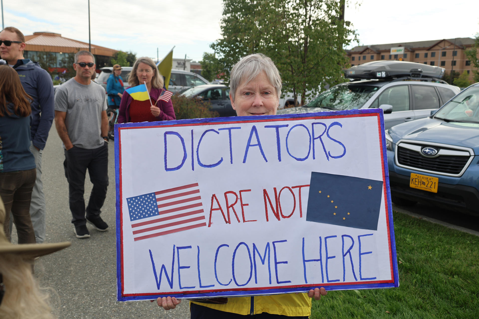 Manifestante con cartel durante una protesta este jueves, en contra de la reunión prevista entre el presidente de Estados Unidos, Donald Trump, y su homólogo ruso, Vladímir Putin en Anchorage, Alaska (Estados Unidos). 
EFE/ Octavio Guzmán
