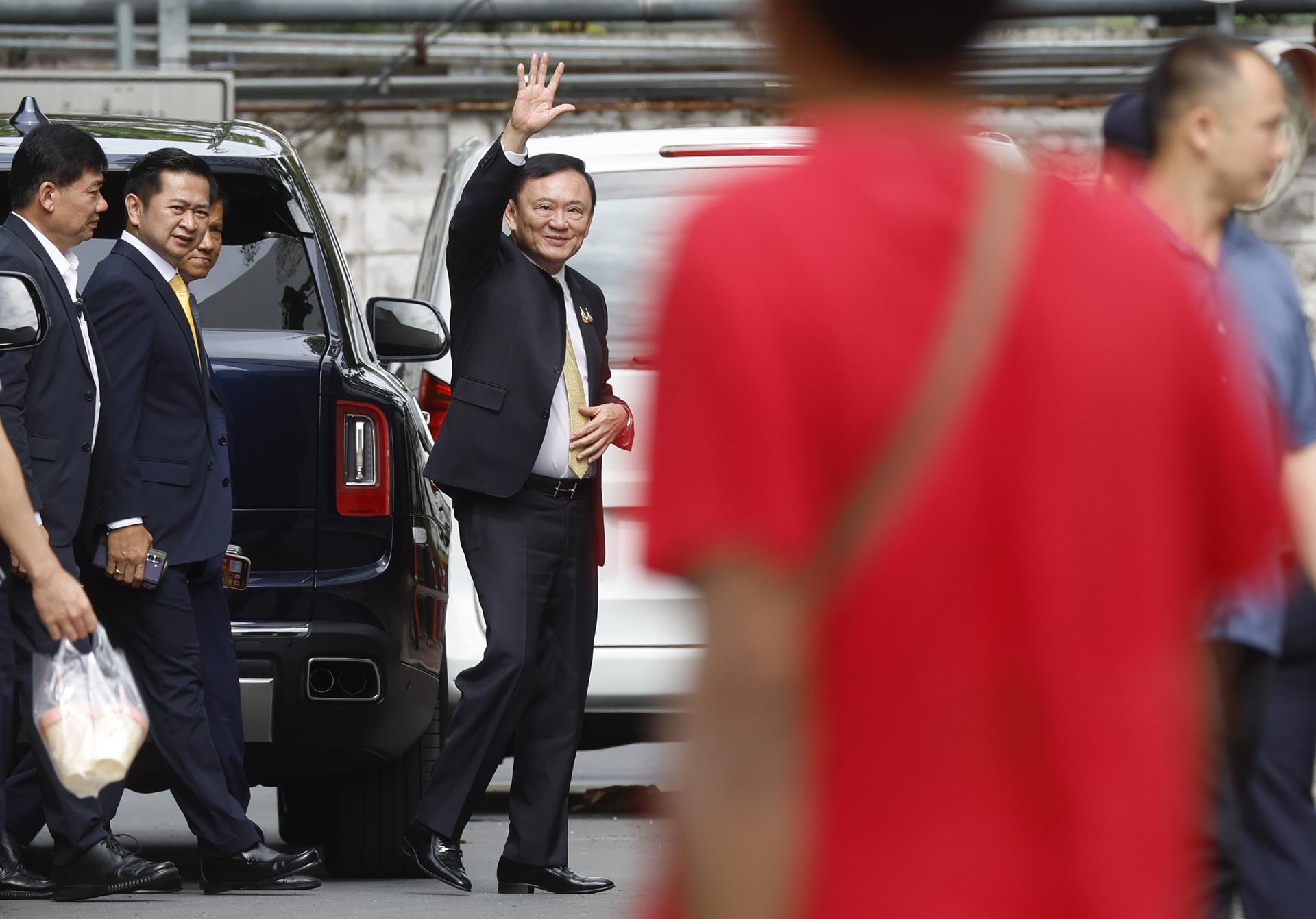 BANGKOK (Thailand), 22/08/2025.- El influyente ex primer ministro de Tailandia Thaksin Shinawatra saluda a las afueras del tribunal de Bangkok que le absolvió hoy de un caso de lesa majestad. (Tailandia) EFE/EPA/NARONG SANGNAK