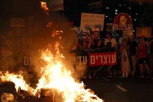 Manifestación frente a la sede militar de Kirya en Tel Aviv, Israel, 16 de agosto de 2025. Familiares de rehenes israelíes y sus partidarios salieron a las calles pidiendo al gobierno que firme un acuerdo de liberación de rehenes y alto el fuego. (Protestas) 
EFE/EPA/ATEF SAFADI
Tel Aviv (Israel), 16/08/2025.- Manifestantes asisten a una manifestación frente a la sede militar de Kirya en Tel Aviv, Israel, 16 de agosto de 2025. Familiares de rehenes israelíes y sus partidarios salieron a las calles pidiendo al gobierno que firme un acuerdo de liberación de rehenes y alto el fuego. (Protestas) EFE/EPA/ATEF SAFADI