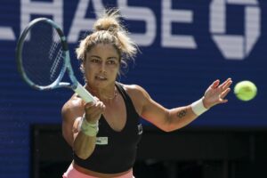 La mexicana Renata Zarazúa en acción contra la estadounidense Madison Keys durante un partido de la primera ronda del Abierto de Tenis de Estados Unidos. EFE/EPA/SARAH YENESEL