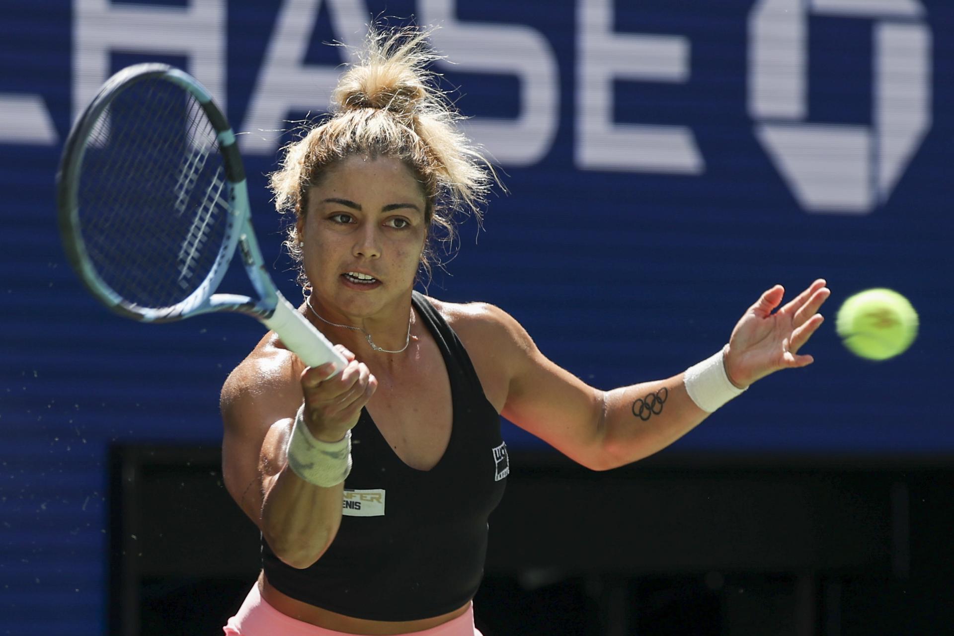 La mexicana Renata Zarazúa en acción contra la estadounidense Madison Keys durante un partido de la primera ronda del Abierto de Tenis de Estados Unidos. EFE/EPA/SARAH YENESEL