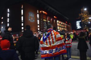 Aficionados del Atlético se encaminan a Anfield, el 03/11/2021. El conjunto de Diego Simeone comenzará la Liga de Campeones 2025-26 con una nueva visita al estadio del Liverpool. EFE/EPA/Peter Powell