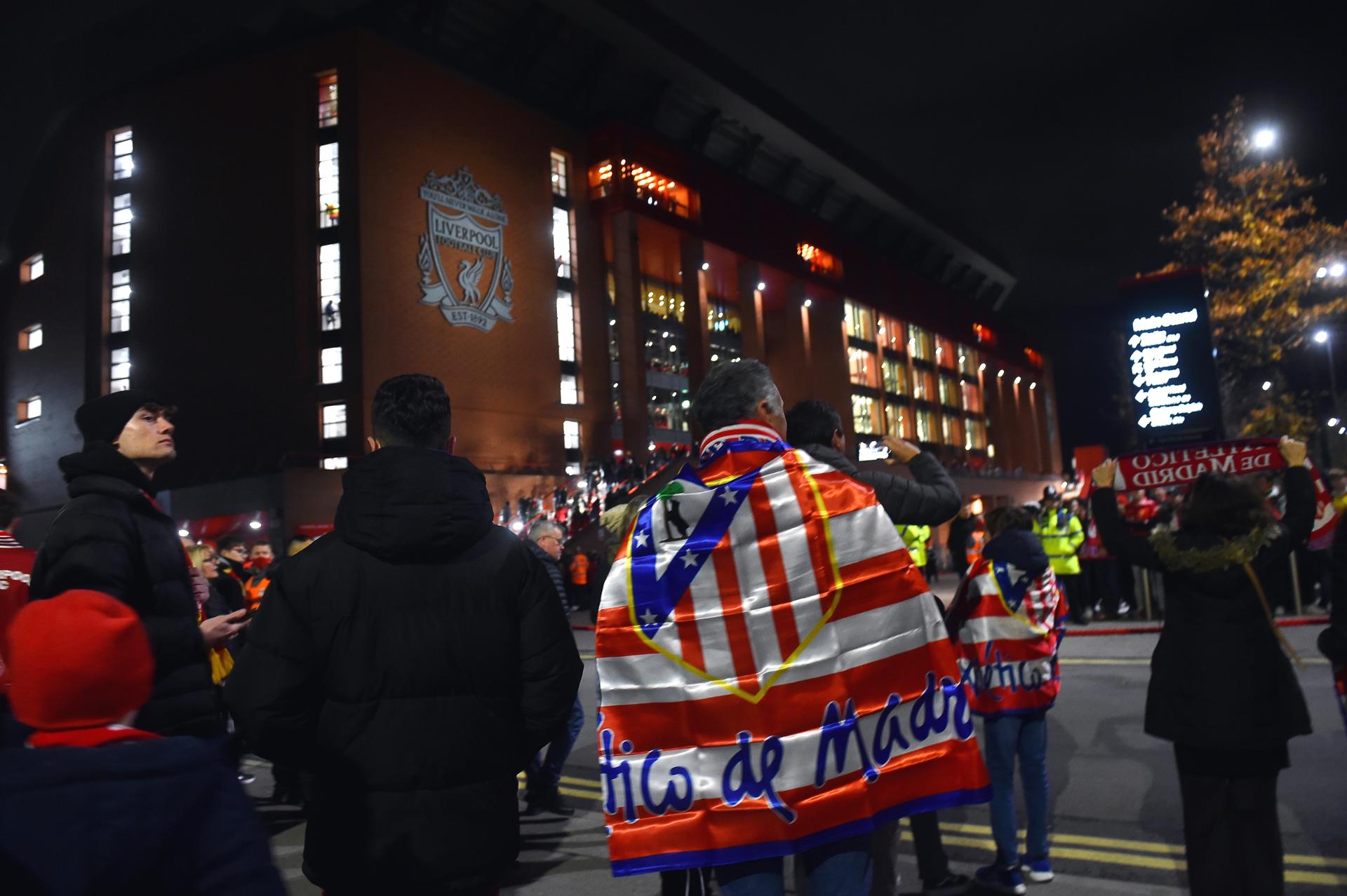 Aficionados del Atlético se encaminan a Anfield, el 03/11/2021. El conjunto de Diego Simeone comenzará la Liga de Campeones 2025-26 con una nueva visita al estadio del Liverpool. EFE/EPA/Peter Powell