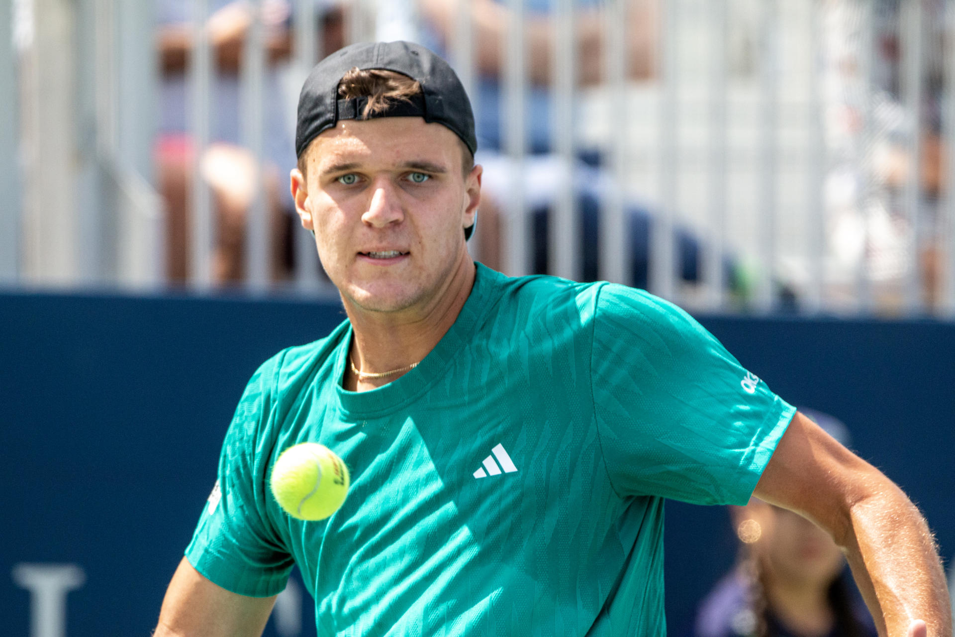 El checo Jakub Mensik cayó este viernes en dos sets ante el español Alejandro Davidovich, quien se clasificó para los octavos de final del ATP 1000 de Toronto. EFE/ Julio César Rivas