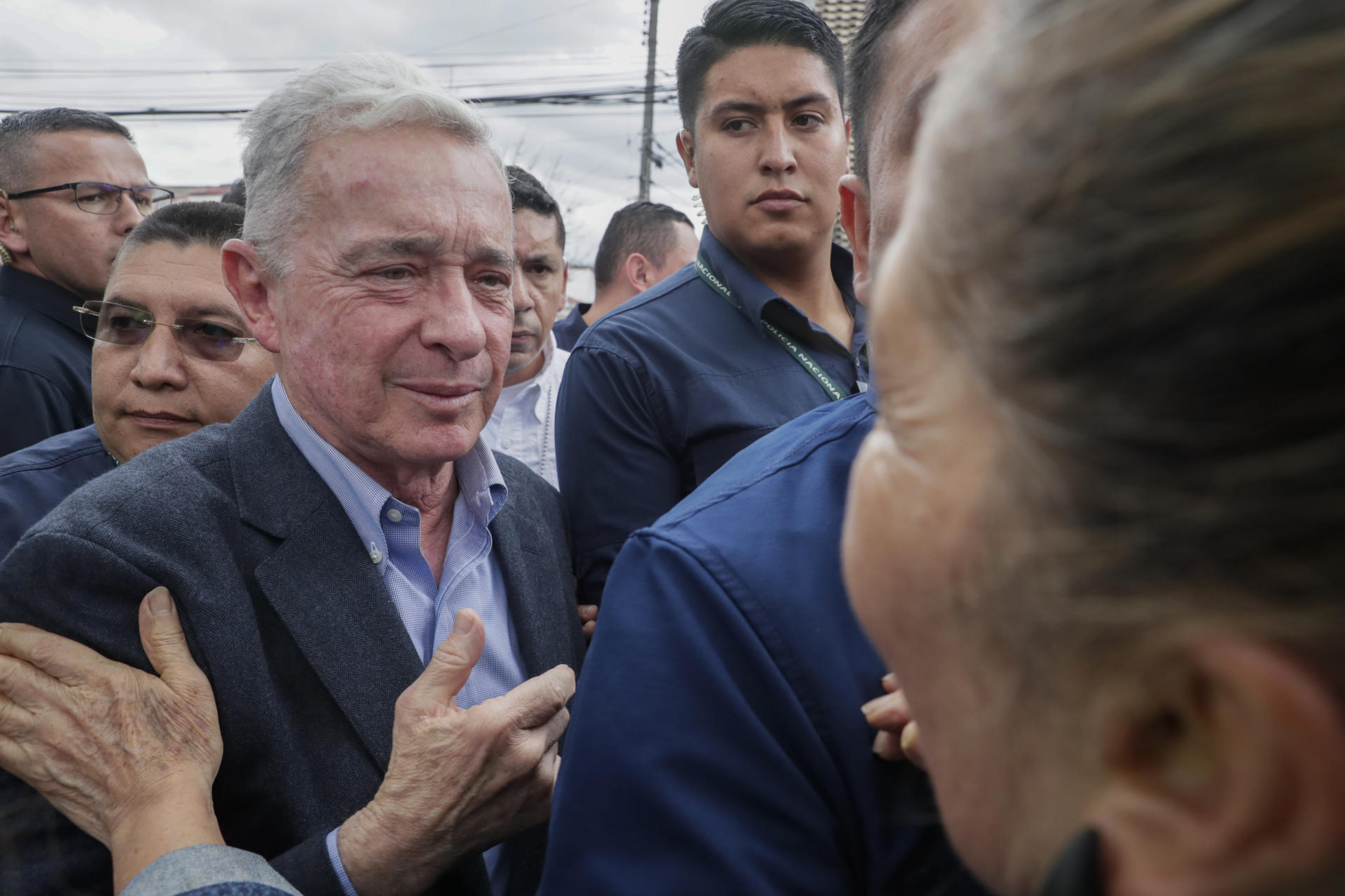 El expresidente de Colombia Álvaro Uribe saluda a simpatizantes durante un evento este sábado, en Bogotá (Colombia). Uribe dio un discurso a sus simpatizantes en el parque El Golfito del barrio Modelia, al occidente de Bogotá, lugar donde ocurrió el atentado contra el senador y precandidato presidencial de Colombia Miguel Uribe Turbay, quien falleció tras dos meses de cuidados intensivos por las graves heridas que sufrió durante un mitin político el pasado 7 de junio. EFE/ Carlos Ortega