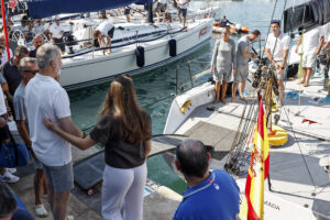 El rey Felipe VI y la princesa Leonor, a su llegada al Club Náutico de Palma donde se celebra la última etapa de la Copa del Rey Mapfre, este sábado. EFE/Ballesteros
