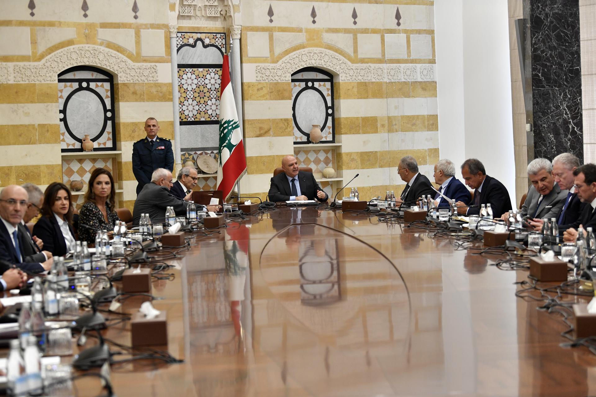 El presidente libanés, Joseph Aoun (C), preside una sesión del gabinete en el palacio presidencial en Baabda, al este de Beirut, Líbano, el 7 de agosto de 2025. El gabinete libanés se reúne para deliberar sobre el desarme del grupo militante Hezbolá, en medio de una creciente presión de Washington. (Líbano, Hizbulá/Hezbolá) EFE/EPA/WAEL HAMZEH
