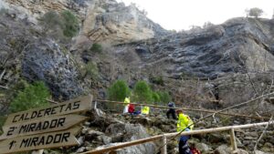 Imagen de archivo de uno de los caminos que dirige a un mirador para observar el nacimiento del río Mundo, en el termino municipal de Riópar, en Albacete. EFE/Antonio Martín