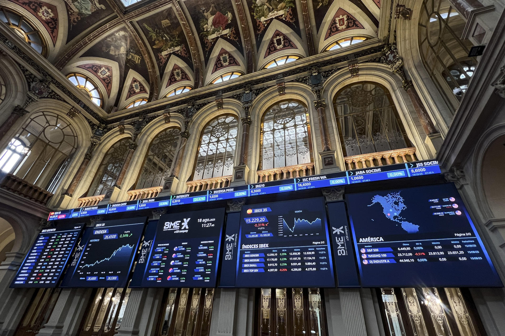 La Bolsa española cierra este lunes con una bajaba del 0,17 % pero conserva los 15.200 puntos, hasta situarse en los 15.251 enteros. EFE/ Altea Tejido
