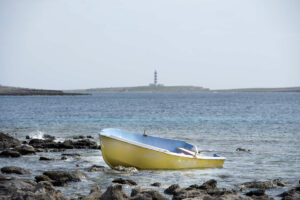 Fotografía de archivo de una patera arribada en la costa de Baleares. EFE/ David Arquimbau Sintres