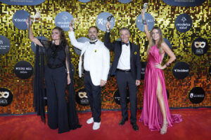 (i-d) Sandra García Sanjuán, Ignacio Malaquer, Javier Banderas y Nicole Kimpel posan a su llegada a la gala Starlite Occidente, este domingo en Marbella. EFE/Juan Carlos Domínguez