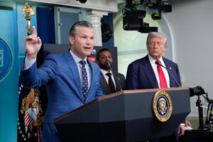 Fotografía del secretario de Defensa de Estados Unidos, Pete Hegseth, junto al presidente, Donald Trump. EFE/Yuri Gripas