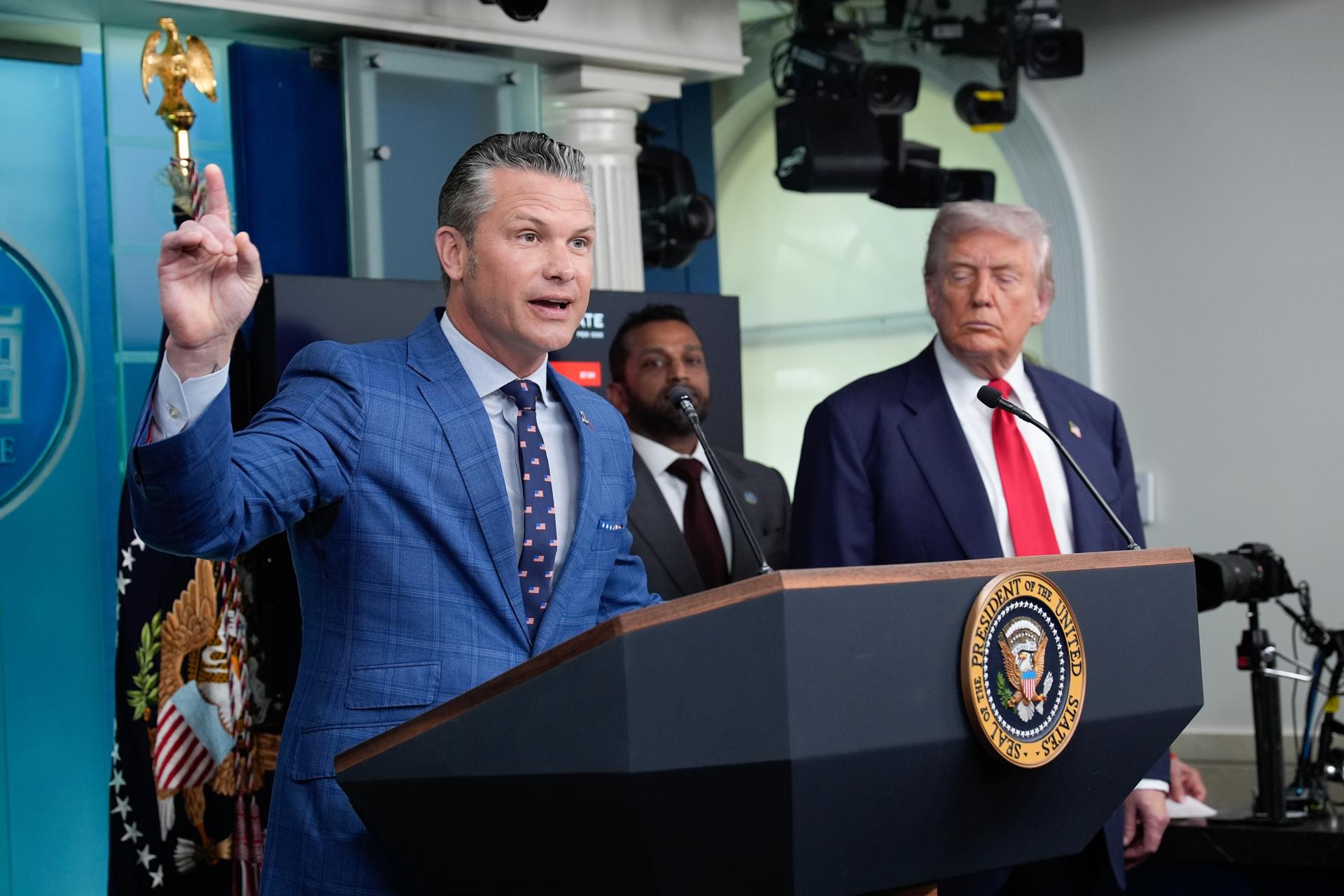 Fotografía del secretario de Defensa de Estados Unidos, Pete Hegseth, junto al presidente, Donald Trump. EFE/Yuri Gripas