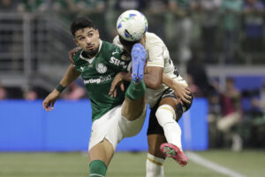 José Manuel López (i) de Palmeiras disputa el balón con José Carabalí de Universitario en un partido de los octavos de final de la Copa Libertadores . EFE/ Sebastiao Moreira