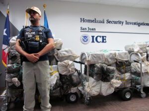 Fotografía de archivo de un agente del Servicio de Inmigración y Control de Aduanas de EE.UU. (ICE, en inglés), en San Juan (Puerto Rico). EFE/Jorge Muñiz