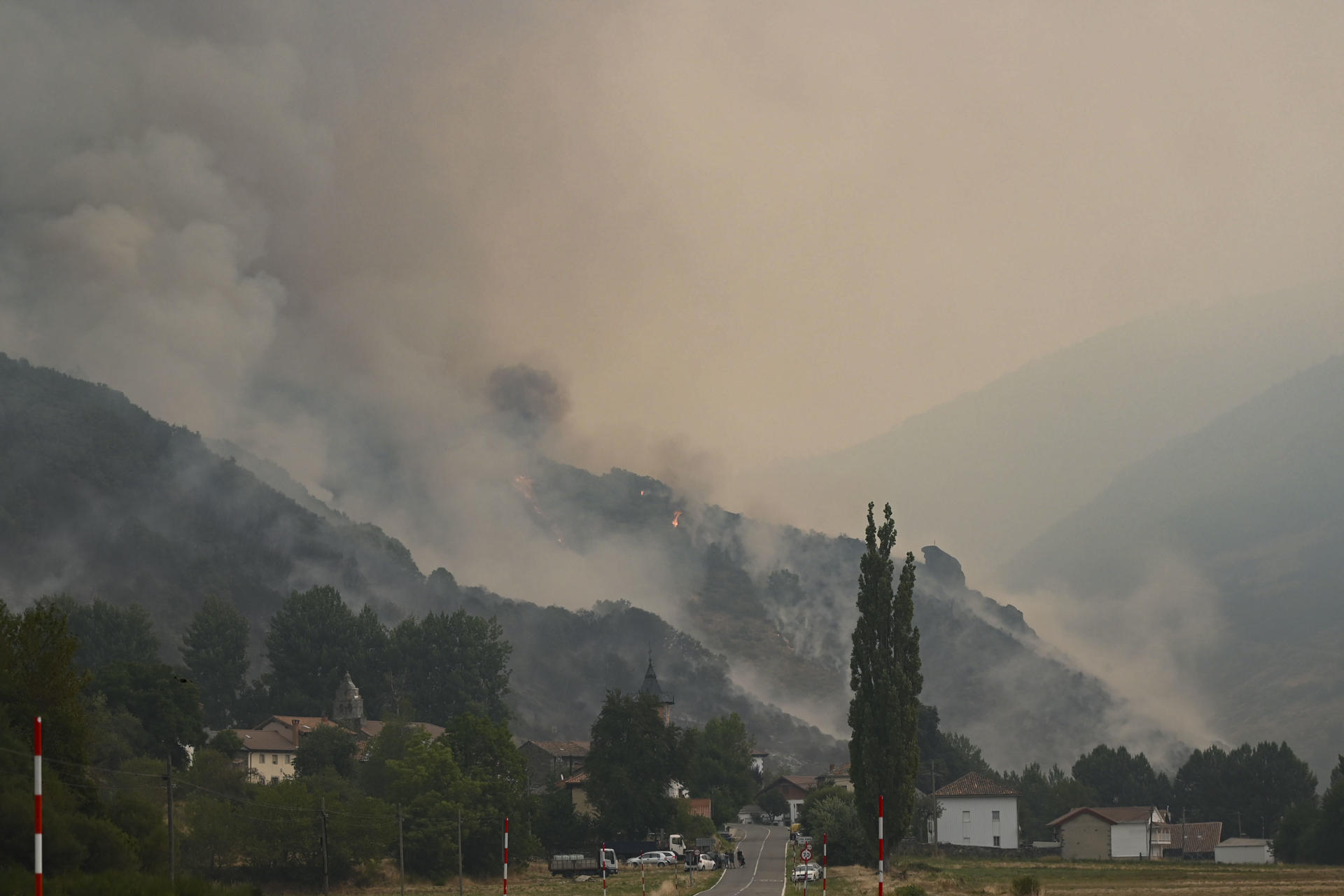 El incendio que amenaza la vertiente leonesa del Parque Nacional de Picos de Europa, iniciado en Barniedo de la Reina e impulsado por el viento y las altas temperaturas, mantiene en vilo a los habitantes del Valle de Valdeón y de la Tierra de la Reina, zonas de montaña donde la población se concentra en pequeños pueblos de menos de 200 habitantes.EFE/J.Casares