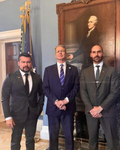 Fotografía tomada de la cuenta oficial de la red social X @BolsonaroSP del diputado brasileño Eduardo Bolsonaro (d), hijo del expresidente Jair Bolsonaro, posando con el secretario del Tesoro estadounidense, Scott Bessent (c), este miércoles, en Washington (EE.UU.). EFE/ @BolsonaroSP /