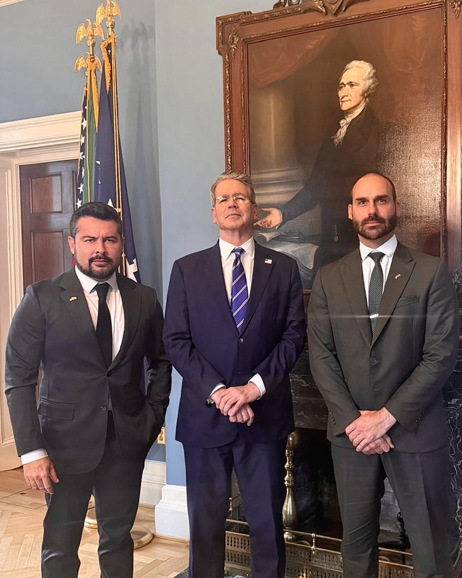 Fotografía tomada de la cuenta oficial de la red social X @BolsonaroSP del diputado brasileño Eduardo Bolsonaro (d), hijo del expresidente Jair Bolsonaro, posando con el secretario del Tesoro estadounidense, Scott Bessent (c), este miércoles, en Washington (EE.UU.). EFE/ @BolsonaroSP /