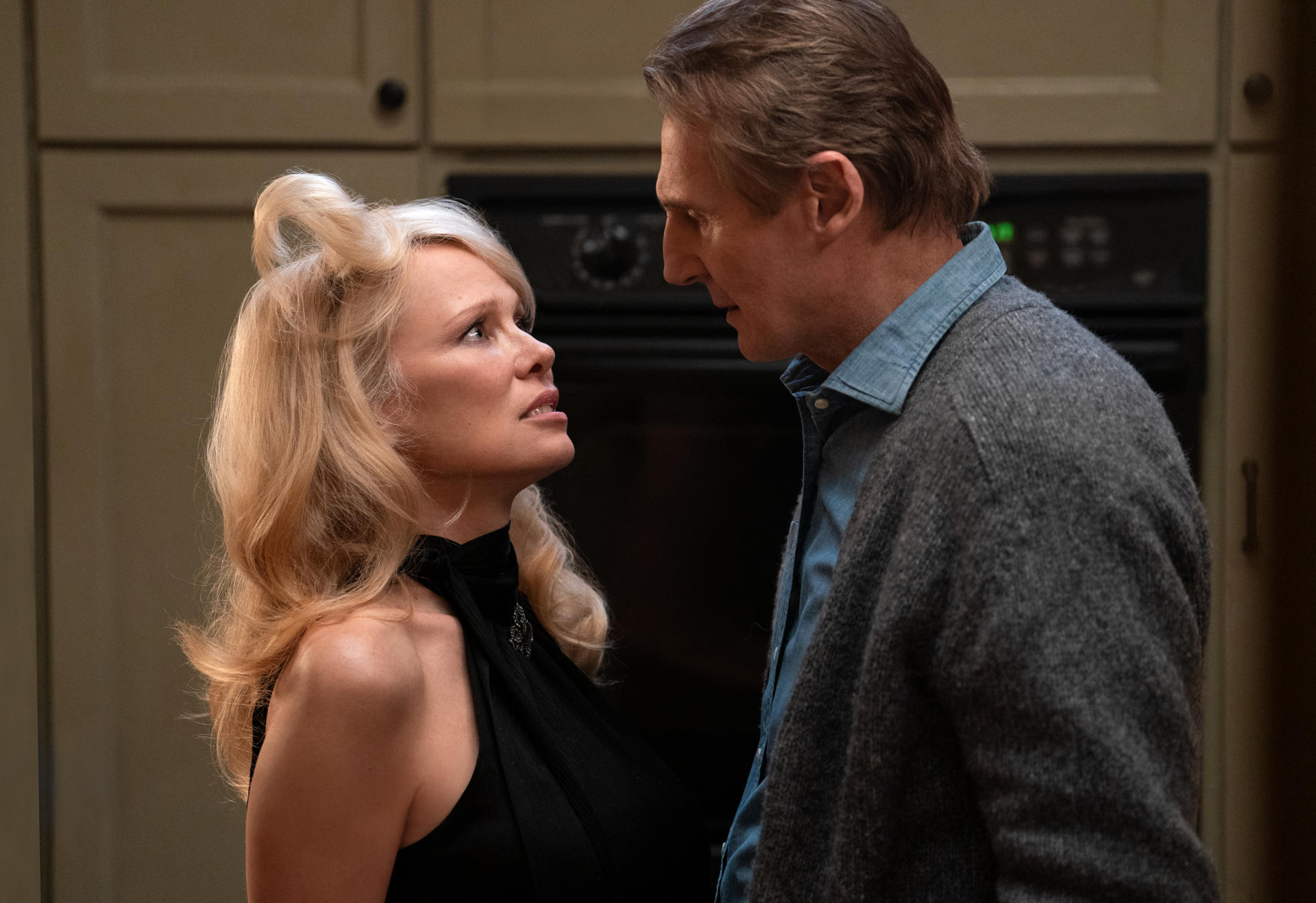 Pamela Anderson y Liam Neeson en 'Agárralo como puedas'. EFE/Frank Masi/Paramount Pictures ©
