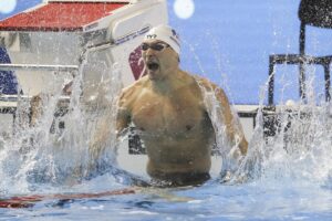 El francés Maxime Grousset celebrate su victoria en los 100 m mariposa de los Mundiales de Singapur. EFE/EPA/RUNGROJ YONGRIT
