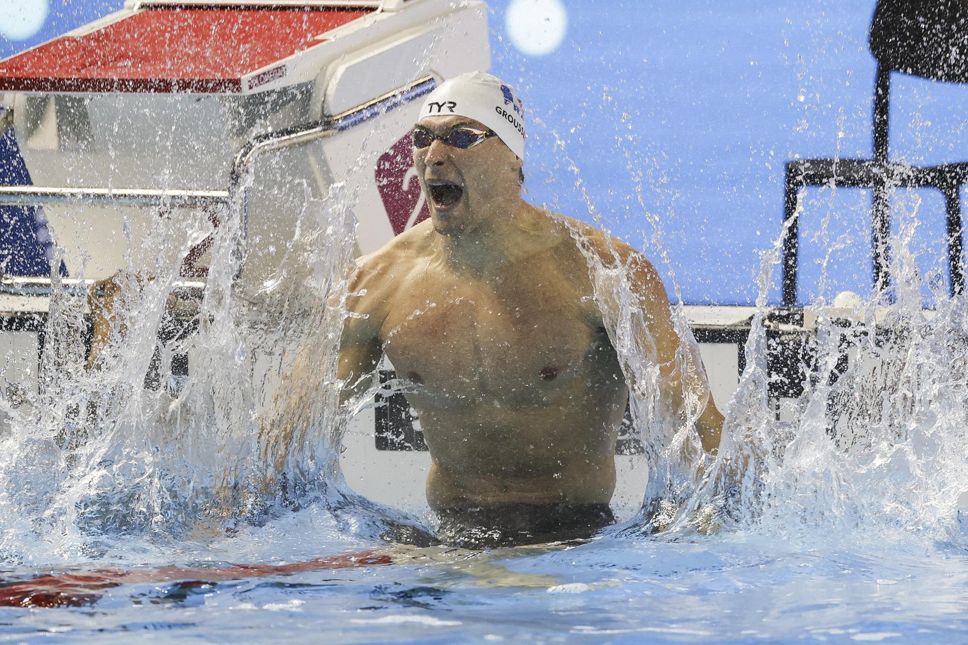 El francés Maxime Grousset celebrate su victoria en los 100 m mariposa de los Mundiales de Singapur. EFE/EPA/RUNGROJ YONGRIT