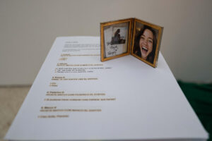 Fotografía del 30 de julio del 2025 de la obra llamada 'Carta a Sofía' en la exposición 'Creadoras' en la Galería de Arte Nacional, en Caracas (Venezuela). EFE/ Ronald Peña R