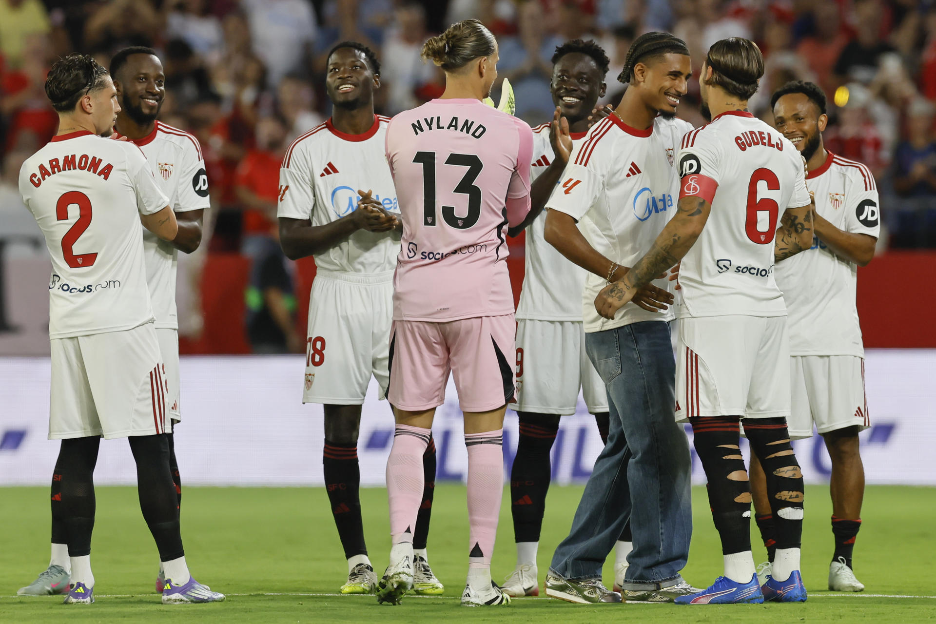 El defensa francés del Sevilla Loïc Badé se despide del equipo hoy antes del Sevilla Getafe, partido correspondiente a la segunda jornada de LaLiga EA Sports, disputado en el estadio Sánchez Pizjuán de Sevilla. EFE/José Manuel Vidal
