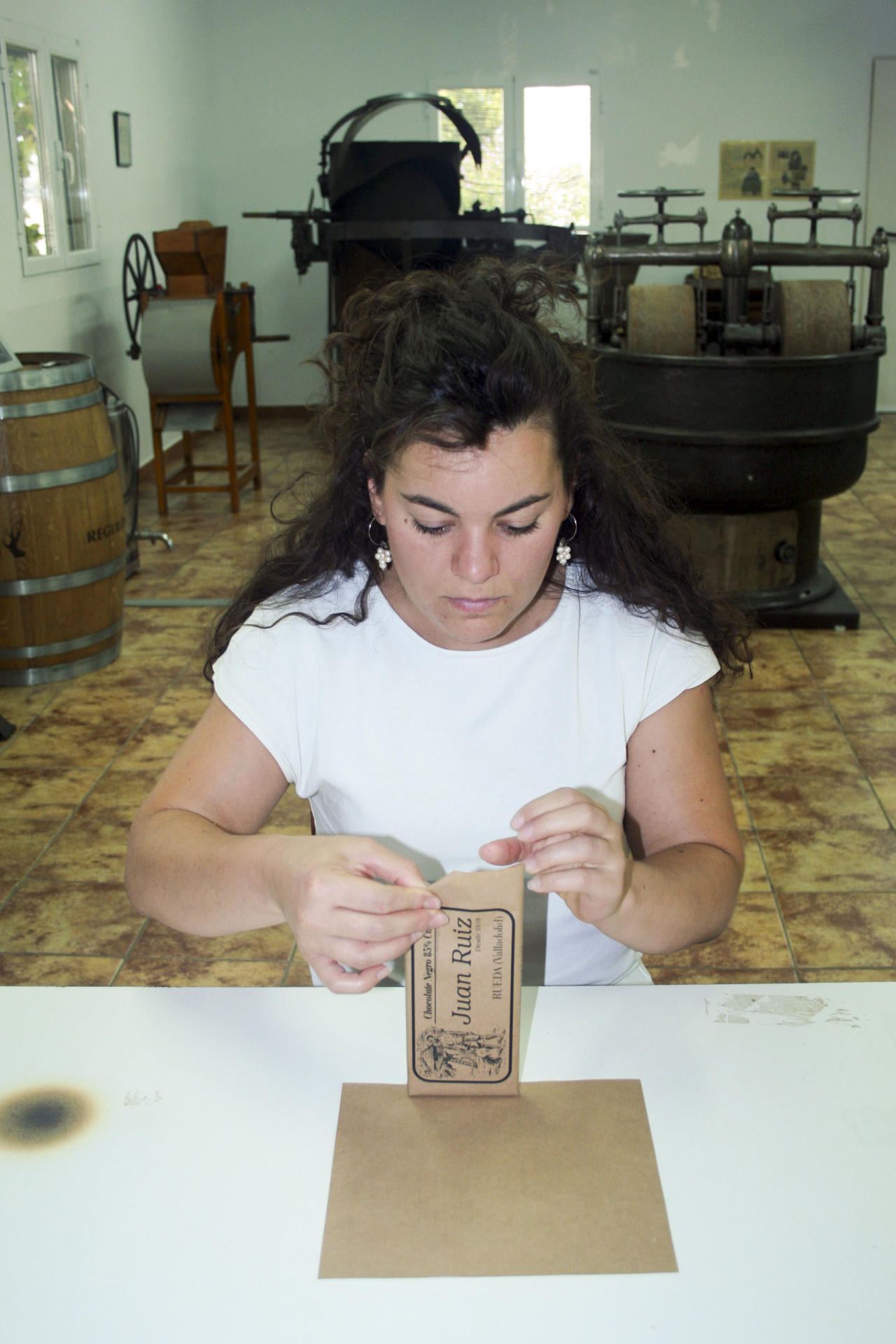 La localidad vallisoletana de Rueda es conocida por sus vinos blancos de la variedad verdejo, pero entre bodega y bodega, la familia Ruiz se esfuerza por vincular esta cultura vitivinícola con el mundo del chocolate, a través de una particular herencia de sus antepasados, en forma de maquinaria de 1918, que ahora utilizan para ofrecer maridajes. EFE/ Inés Morencia