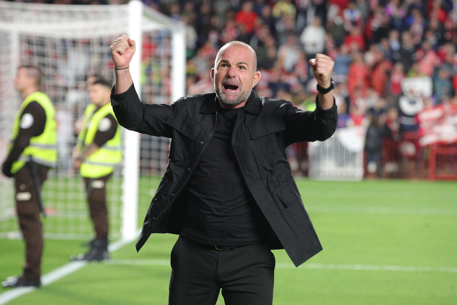 Fotografía de Pepe Torres en la que puede verse una imagen de archivo del 17 de mayo de 2023, del ahora entrenador del Leganés, Paco López, celebrando el ascenso a primera división del Granada.