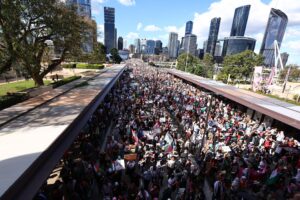 BRISBANE (Australia), 24/08/2025.- Manifestantes ondean banderas y sostienen carteles durante una marcha pro-Palestina en Brisbane, Australia. EFE/EPA/JASON O'BRIEN NO ARCHIVING AUSTRALIA AND NEW ZEALAND OUT