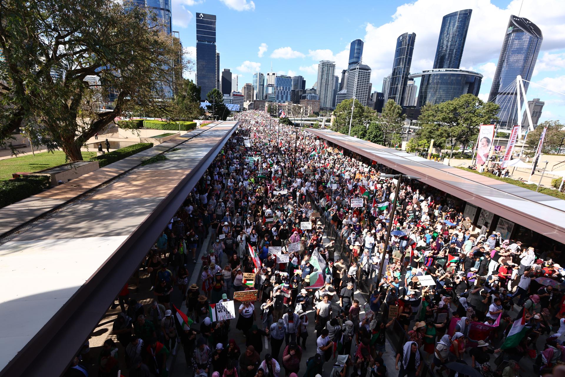BRISBANE (Australia), 24/08/2025.- Manifestantes ondean banderas y sostienen carteles durante una marcha pro-Palestina en Brisbane, Australia. EFE/EPA/JASON O'BRIEN NO ARCHIVING AUSTRALIA AND NEW ZEALAND OUT