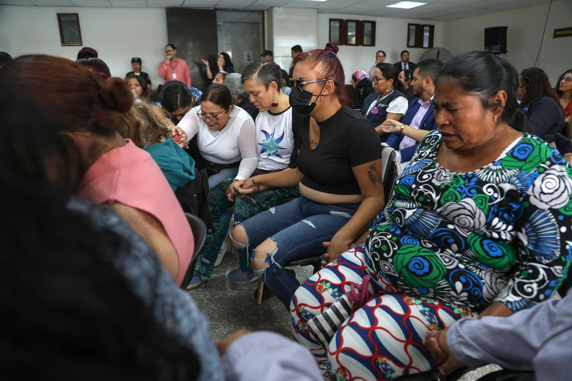 Sobrevivientes y familiares de las víctimas del incendio del Hogar Seguro Virgen de la Asunción fueron captadas este martes, 12 de agosto, durante la lectura de sentencia a varios funcionarios públicos por el múltiple crimen de 41 niñas, en Ciudad de Guatemala (Guatemala). EFE/Mariano Macz
