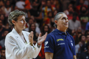 El entrenador de la selección española de baloncesto, Sergio Scariolo, y la presidenta de la Federación Española de Baloncesto, Elisa Aguilar (i), durante el homenaje recibido por el técnico al término del partido amistoso ante Alemania en el Madrid Arena. EFE/Mariscal