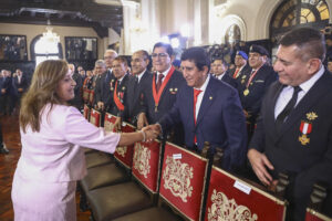 Fotografía cedida por la Presidencia de Perú de la mandataria, Dina Boluarte (c), saludando a integrantes de las fuerzas armadas este miércoles, en el Palacio de Gobierno en Lima (Perú). EFE/ Presidencia de Perú