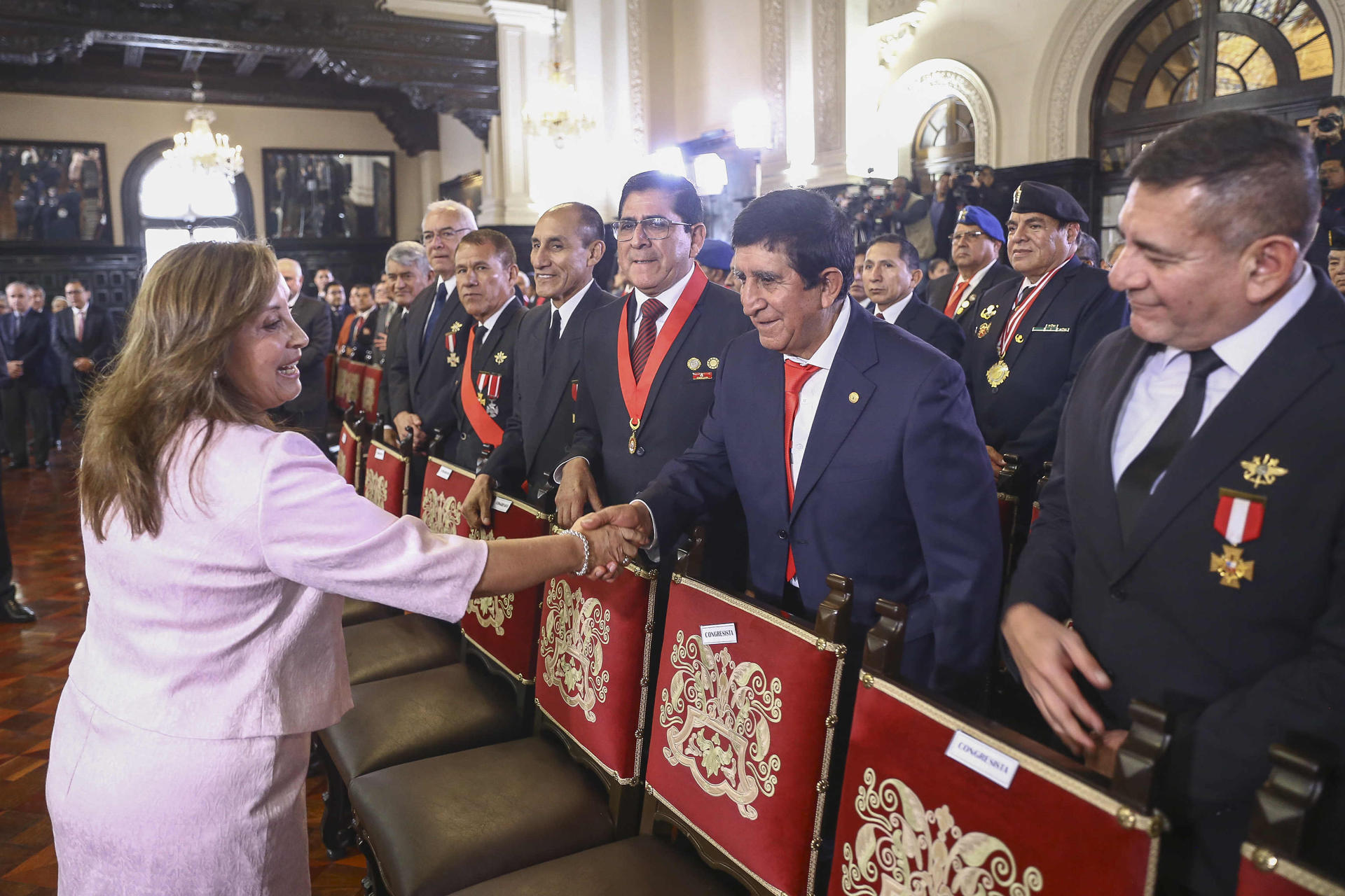 Fotografía cedida por la Presidencia de Perú de la mandataria, Dina Boluarte (c), saludando a integrantes de las fuerzas armadas este miércoles, en el Palacio de Gobierno en Lima (Perú). EFE/ Presidencia de Perú