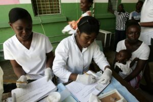 Foto de archivo de enfermeras que examinan a una niña en un centro de atención médica en la ciudad de Ouanaminthe (Haití). EFE/Orlando Barría