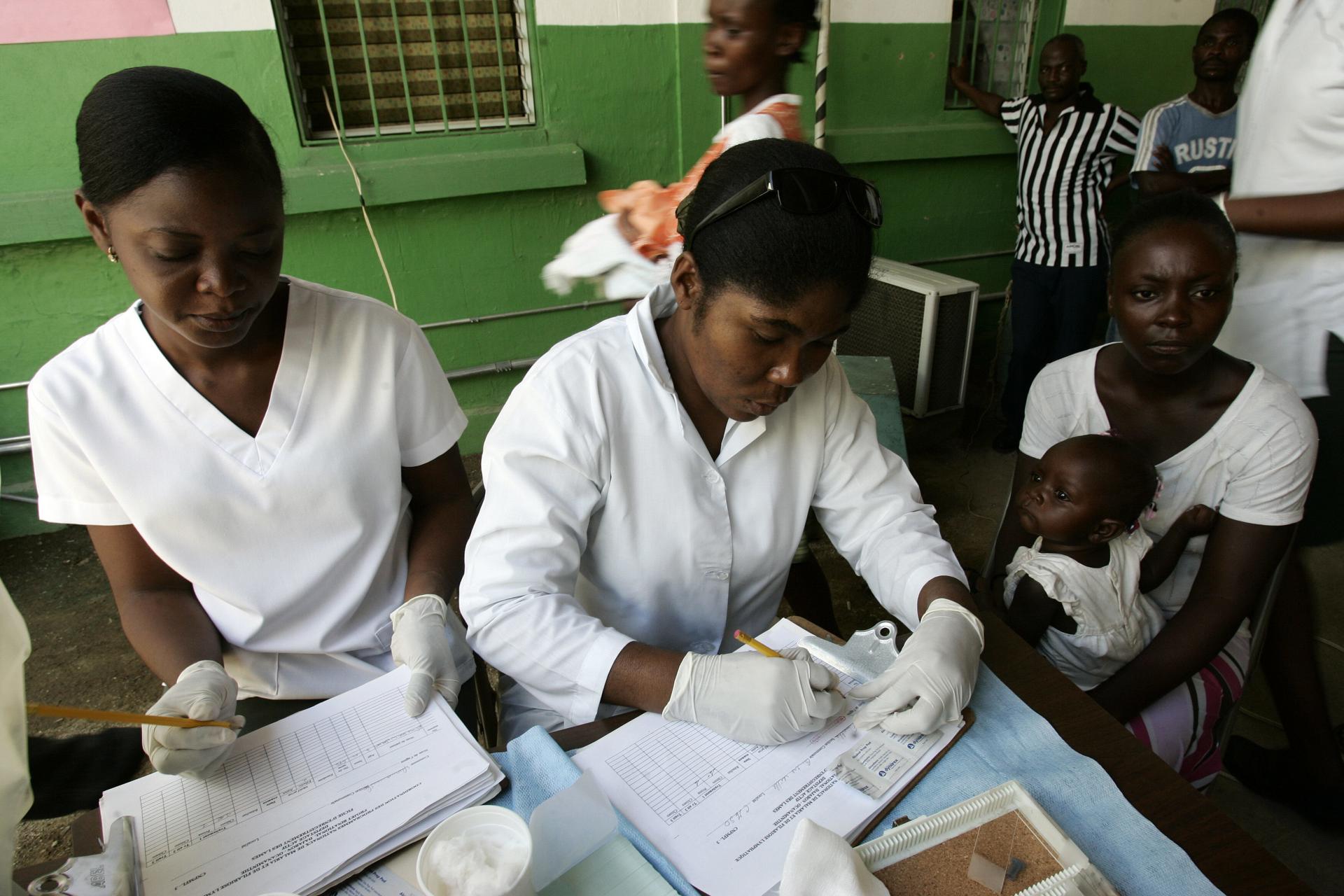 Foto de archivo de enfermeras que examinan a una niña en un centro de atención médica en la ciudad de Ouanaminthe (Haití). EFE/Orlando Barría