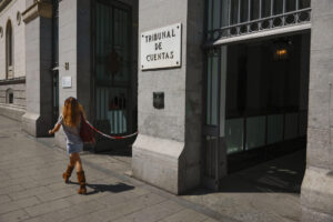 Una mujer camina delante de la sede del Tribunal de Cuentas. EFE/Mariscal