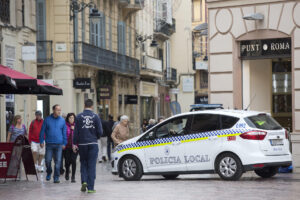 Imagen de archivo (14/12/2016) de un coche patrulla de la Policía Local de Málaga por una de las calles del centro histórico de la capital.
EFE/Daniel Pérez