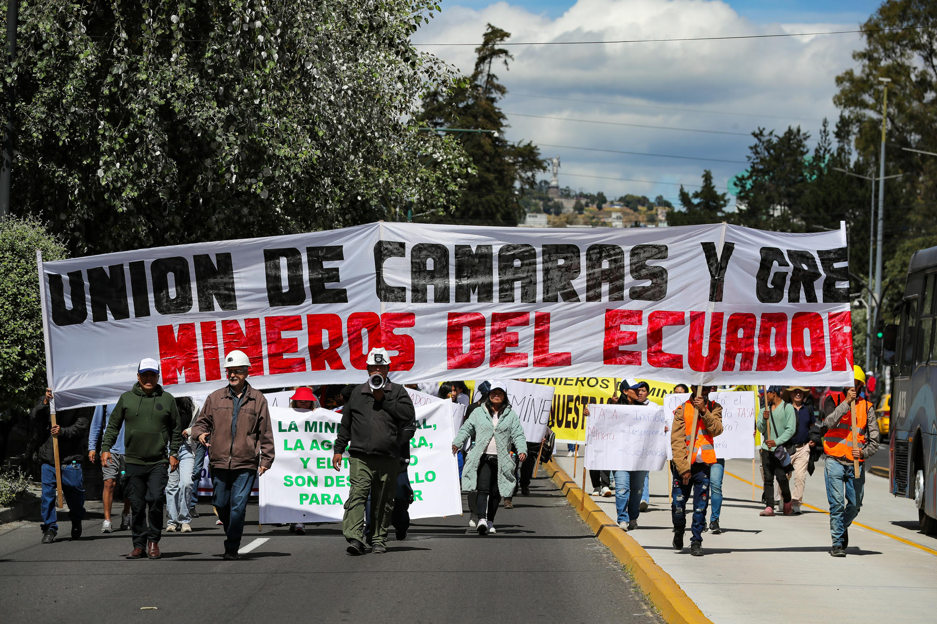 Decenas de personas fueron captadas este miércoles, 6 de agosto, al protestar durante una marcha convocada por la Unión de Cámaras y Gremios Mineros de Ecuador, en la ciudad de Quito (Ecuador). EFE/José Jácome