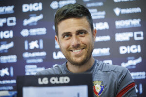 El entrenador de Osasuna, Alessio Lisci, durante la rueda de prensa que ha ofrecido este lunes en Tajonar. EFE/ Villar López