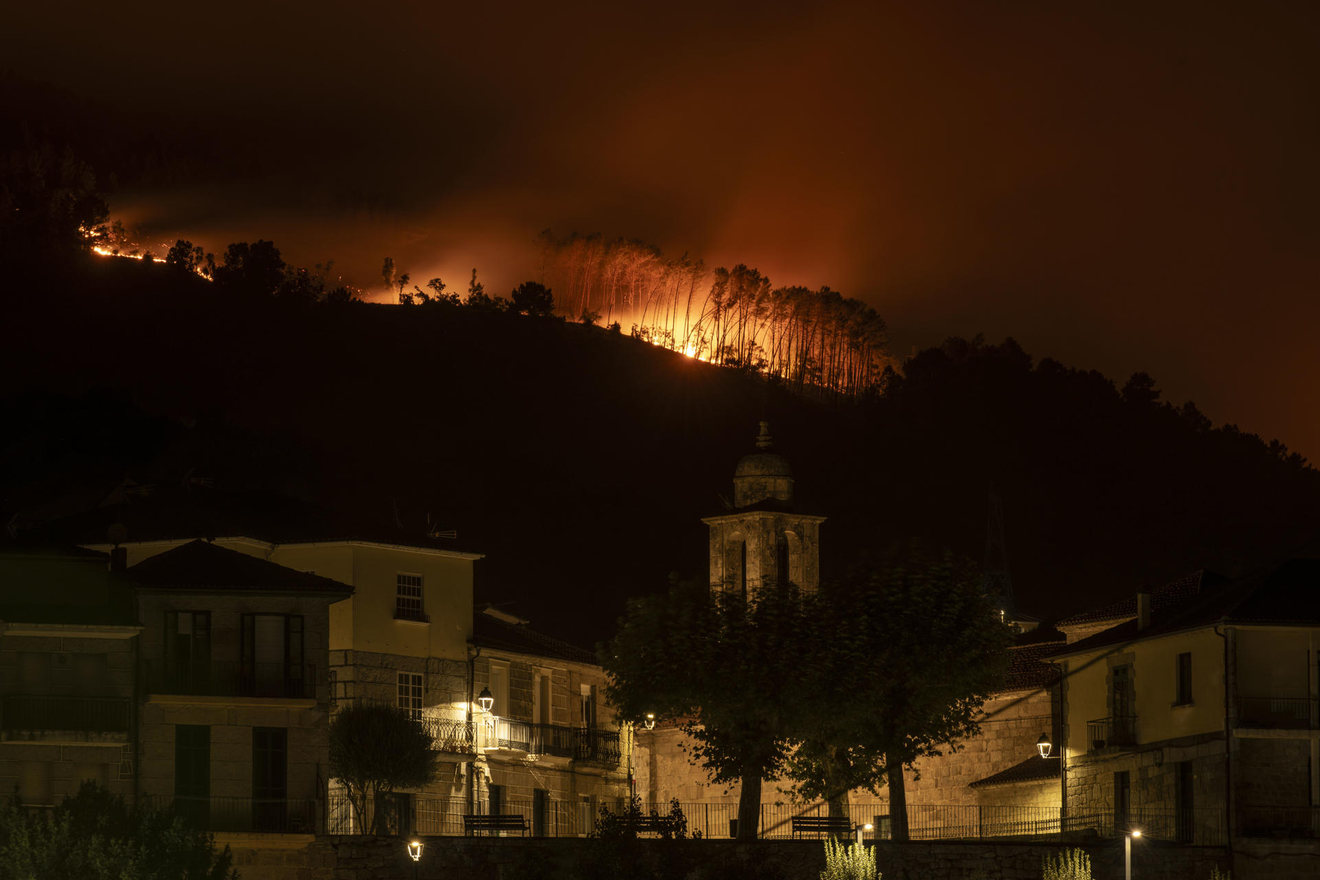 Vista desde Ribadavia (Ourense) del incendio que se inició en la localidad orensana de Carballeda de Avia EFE/ Brais Lorenzo
