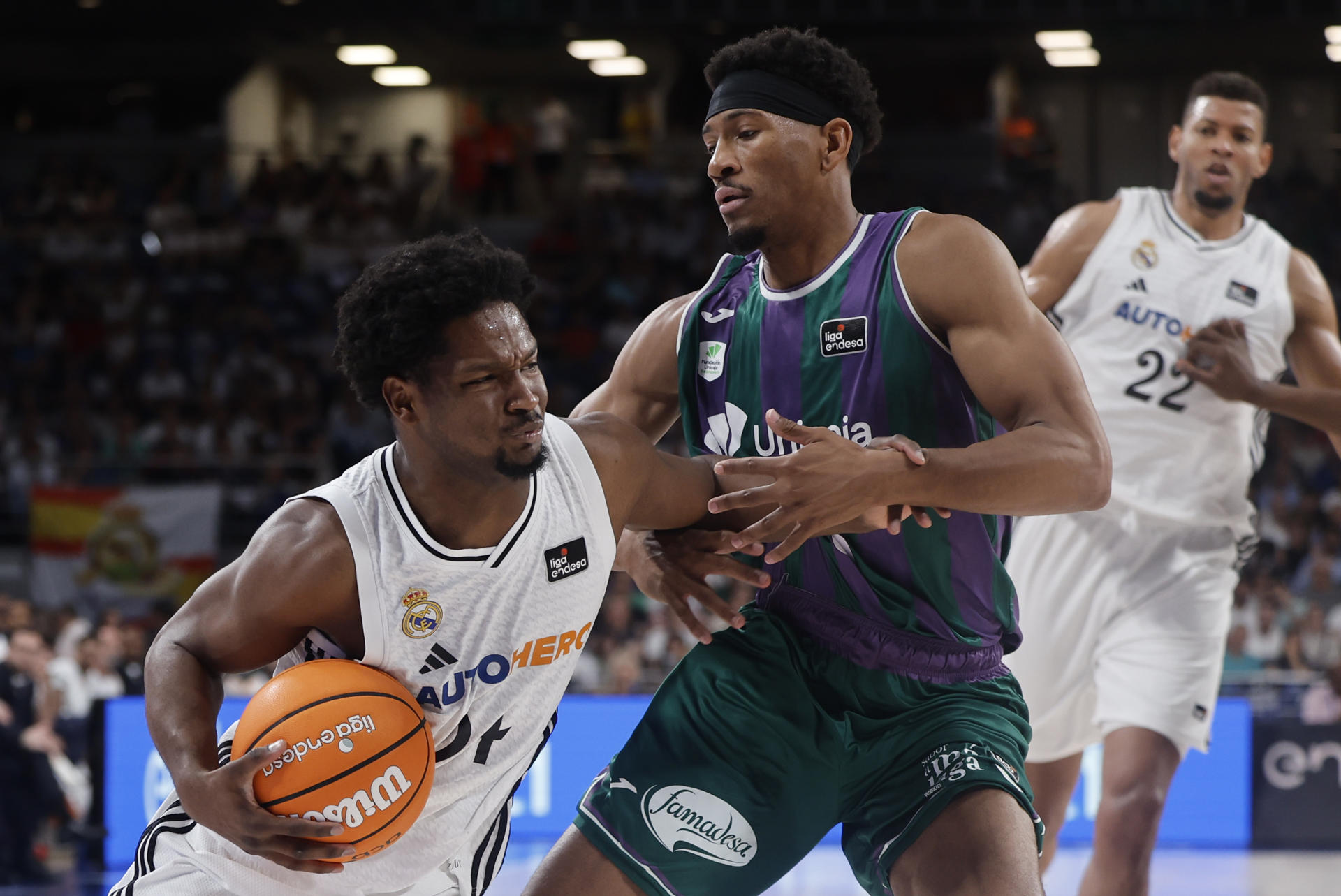 Fotografia de Sergio Pérez en la que puede verse una foto de archivo del 13 de junio 2025 del base dominicano del Real Madrid Andrés Feliz (i) intentando superar al base estadounidense Kameron Taylor (d), entonces jugador del Unicaja.
