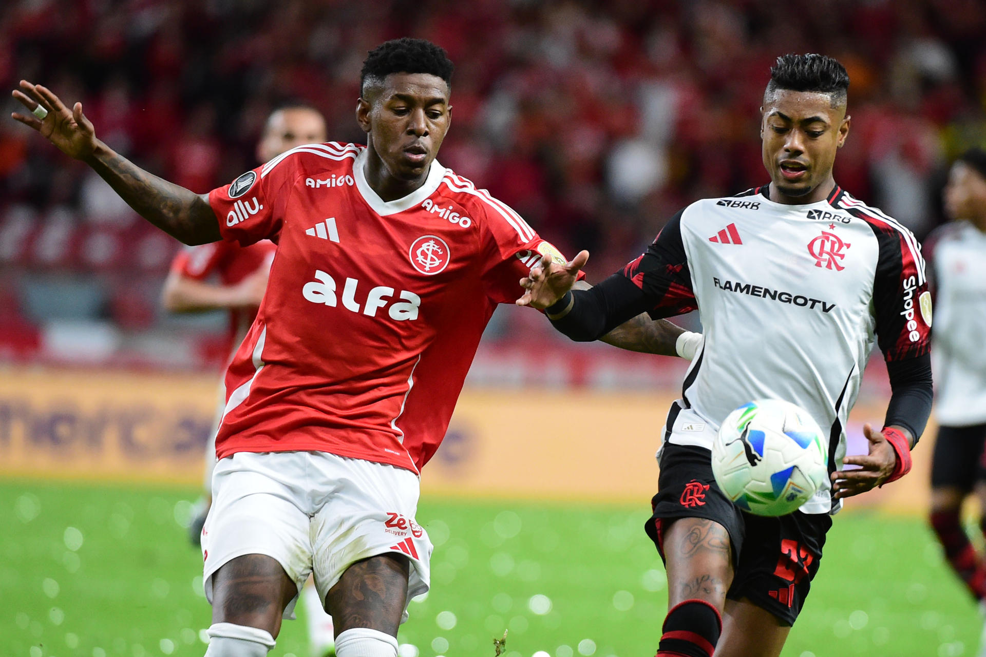 Vitao (i) de Internacional enfrenta a Bruno Henrique de Flamengo en un partido de los octavos de final de la Copa Libertadores. EFE/ Ricardo Rimoli
