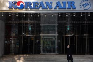 Un hombre pasa junto al logotipo de Korean Air en Seúl, Corea del Sur, el 16 de noviembre de 2020. EFE/EPA/Jeon Heon-Kyun