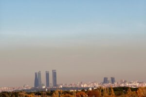 Imagen de archivo de la capa de contaminación que cubre la ciudad de Madrid. EFE/Juan Carlos Hidalgo