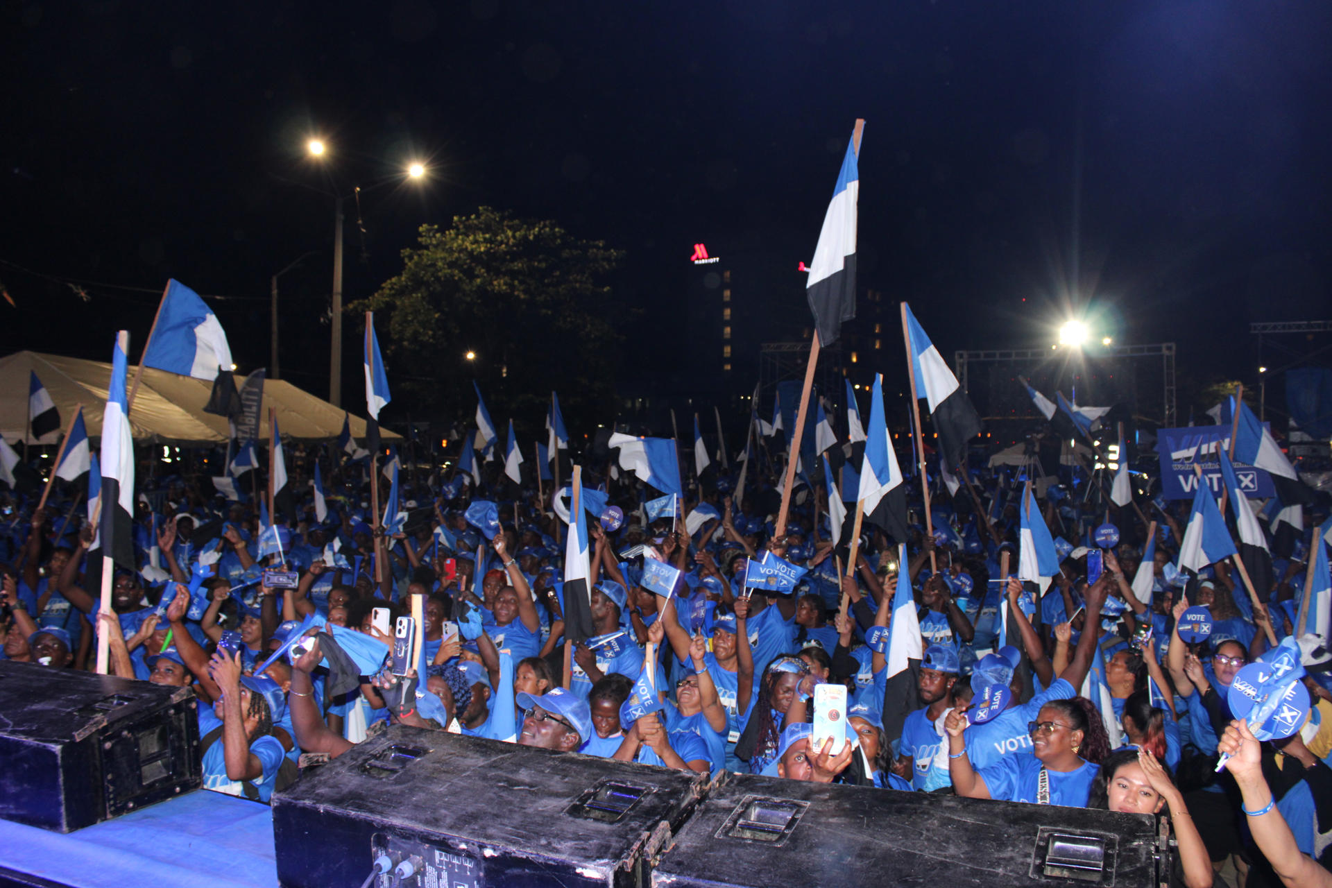 Personas asisten al último acto de campaña del partido Invertimos en la Nación (WIN) este sábado, en Georgetown (Guyana). EFE/ Nazima Raghubir